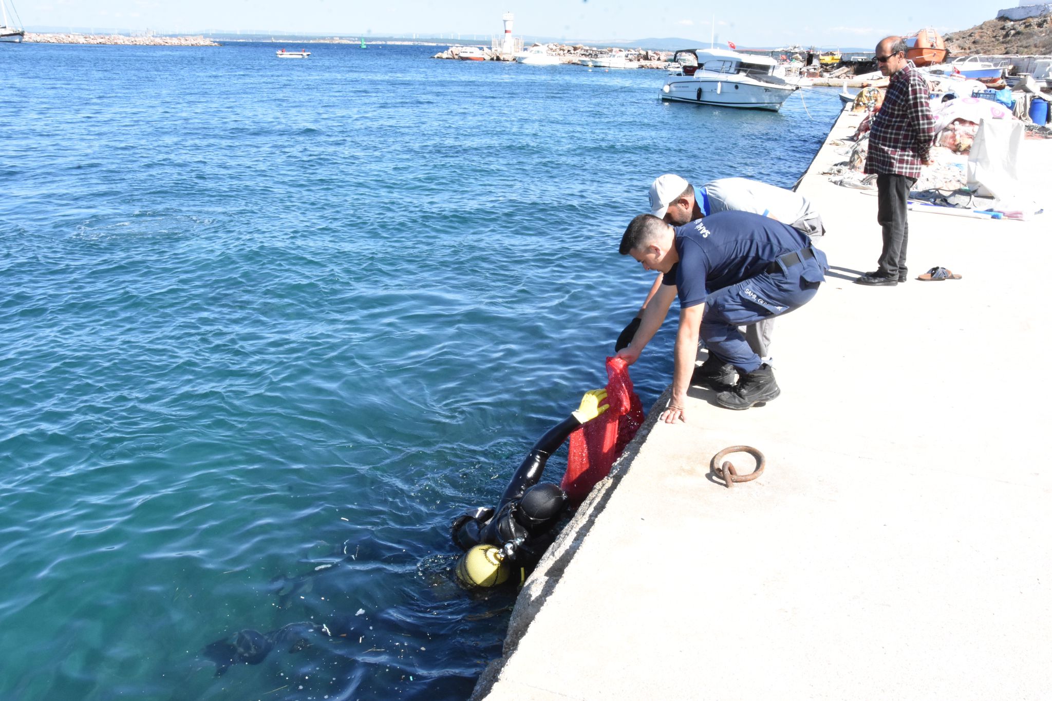 Bozcaada Limanı'nda Deniz Temizliği Gerçekleştirildi